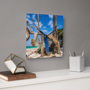 Horloge Carrée Filets de pêche séchant sur la plage