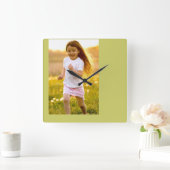 Horloge Carrée fille heureuse insouciante courant à l'horloge de (Maison)