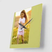 Horloge Carrée fille heureuse insouciante courant à l'horloge de (Angle)