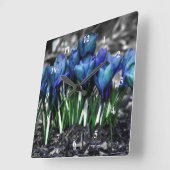 Horloge Carrée Fleurs bleues de crocus d'Aqua (Angle)