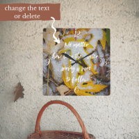 Forêt de novembre : feuilles jaunes sous la neige