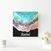 Horloge Carrée Géode Agate Monogramme Nom Modèle Étincelle verte (Maison)