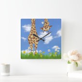Horloge Carrée Giraffe avec marguerite sur le ciel (Maison)