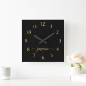 Horloge Carrée Girly Minimalist Black Gold Monogram Name Script (Maison)