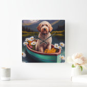 Horloge Carrée Goldendoodle on a Paddle : Une aventure Pittoresqu (Maison)