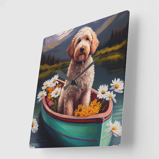 Horloge Carrée Goldendoodle on a Paddle : Une aventure Pittoresqu (Angle)