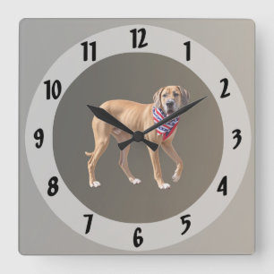 Horloge Carrée Grand Danois Fauve Avec Écharpe Patriotique