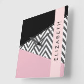 Horloge Carrée Grey Zigzag, Grey Chevron, Rose, Votre Nom (Angle)