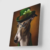 Horloge Carrée Greyhound Dog en tenue de la Saint Patrick (Angle)