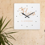 Horloge Carrée Hair styliste nom or cuivre élégant logo<br><div class="desc">Coiffeur moderne moderne tendance élégante / coiffeur nom salon de coiffure horloge murale avec typographie chic en blanc et faux or avec ciseaux et un petit coeur.                   Convient pour salon de coiffure,  salon de beauté,  coiffeur,  coiffeur professionnel.                                Choix parfait pour un look professionnel élégant et sophistiqué.</div>