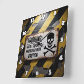 HORLOGE CARRÉE HAUTEMENT SARCASTIQUE - APPROCHE AVEC ATTENTION (Angle)