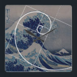 Horloge Carrée Hokusai rencontre Fibonacci, Golden Ratio<br><div class="desc">"La Grande Vague" de Hokusai,  l'exemple parfait de la spirale Fibonacci,  le ratio d'or étant un "code Fibonacci" pour l'art,  la science et les mathématiques. Artistes et scientifiques fascinants depuis des siècles.</div>