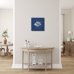 Horloge Carrée Home Est L'Endroit Où J'Ai Des Coquillages, Indigo<br><div class="desc">Ajoutez une touche de charme côtier à votre espace avec l'horloge murale "Home Is Where I Sea Shells". Doté d'un arrière - plan indigo serein et d'un magnifique design de coquillages.</div>