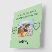 Horloge Carrée Hommage personnalisé avec dates et Empreintes de p (Angle)