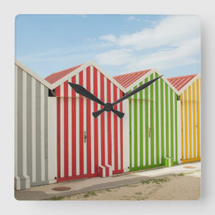 Horloge Carrée Huttes colorées sur la plage