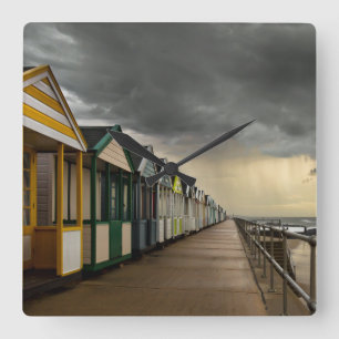 Horloge Carrée Huttes de plage dans un orage Southwold d'été
