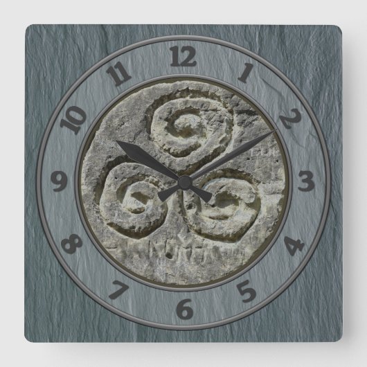 Horloge Carrée Image ancienne d'un Triskelion sur l'ardoise gallo (Recto)