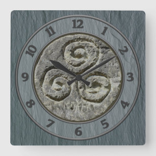 Horloge Carrée Image ancienne d'un Triskelion sur l'ardoise gallo