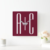 Horloge Carrée Initiales de couples simples | Blanc et bordeaux (Maison)