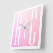 Horloge Carrée Initiales du couple | Dégradé rose subtil (Angle)