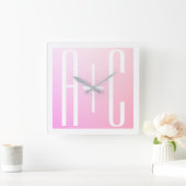 Horloge Carrée Initiales du couple | Dégradé rose subtil (Maison)