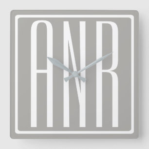 Horloge Carrée Initiales Monogramme Blanc Sur Gris Clair