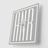 Horloge Carrée Initiales Monogramme | Blanc Sur Gris Clair (Angle)