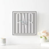 Horloge Carrée Initiales Monogramme | Blanc Sur Gris Clair (Maison)