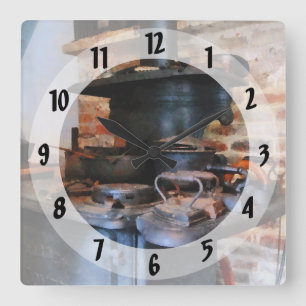 Horloge Carrée Irons Heating on Stove