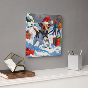 Horloge Carrée Jack Russell courant dans la neige avec un chapeau