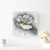 Horloge Carrée jaune dans les tons gris (Maison)