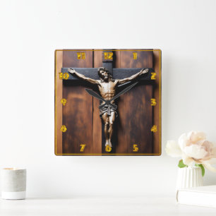Horloge Carrée Jésus crucifié sur une croix de bois