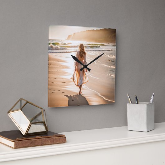 Horloge Carrée Jeune femme marchant sur la plage (Bureau)