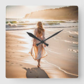 Horloge Carrée Jeune femme marchant sur la plage (Recto)