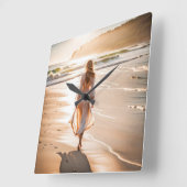 Horloge Carrée Jeune femme marchant sur la plage (Angle)