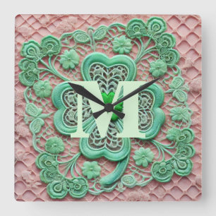 Horloge Carrée Jour de la shamrock St Patrick en dentelle de Mono