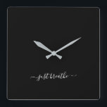 Horloge Carrée Juste respirer noir élégant script yoga grande hor<br><div class="desc">Horloge de yoga moderne avec un arrière - plan noir chic et un élégant script blanc lettré main avec la citation "juste respirer".</div>