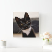 Horloge Carrée Kitten de Cute Black And White Tuxedo (Maison)