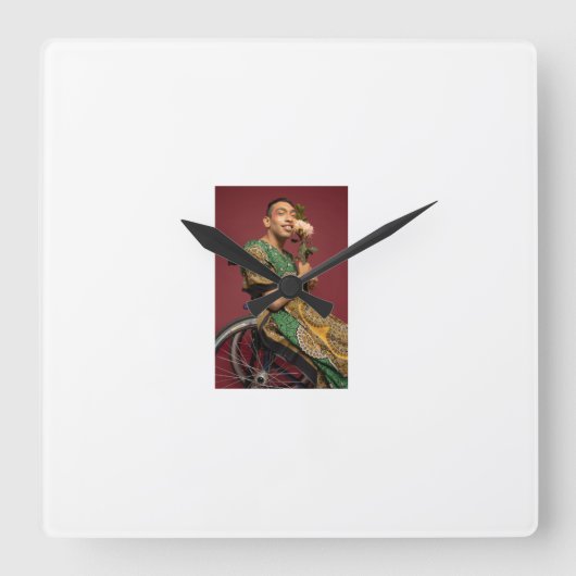 Horloge Carrée La collection représente l'esprit éclectique de B (Recto)