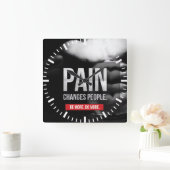 Horloge Carrée La douleur change les gens - Motivation de l'entra (Maison)