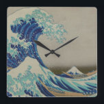 Horloge Carrée La grande vague de l'art japonais de bois de<br><div class="desc">Copie célèbre de bois de graveur d'Ukiyo-e de Japonais : Ura de nami d'oki de Kanagawa (la grande vague outre du rivage de Kanagawa) par Katsushika,  Hokusai,  1760-1849</div>