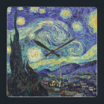 Horloge Carrée La nuit étoilée de Van Gogh<br><div class="desc">Le chef-d'oeuvre de Van Gogh : Nuit étoilée.Le Starry Night est une huile sur toile du peintre post-impressionniste néerlandais Vincent van Gogh. Peinte en juin 1889, elle représente la vue depuis la fenêtre est de sa chambre d'asile à Saint-Rémy-de-Provence, juste avant le lever du soleil, avec l'ajout d'un village idéalisé....</div>