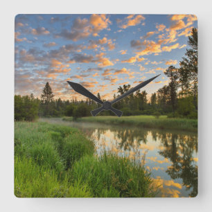 Horloge Carrée La rivière Whitefish avec de beaux nuages au lever