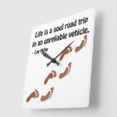 Horloge Carrée La vie est un voyage d'âme dans un véhicule peu fi (Angle)