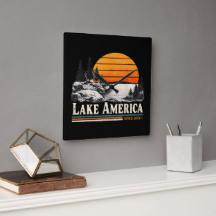 Horloge Carrée Lac America 2026 Vintage