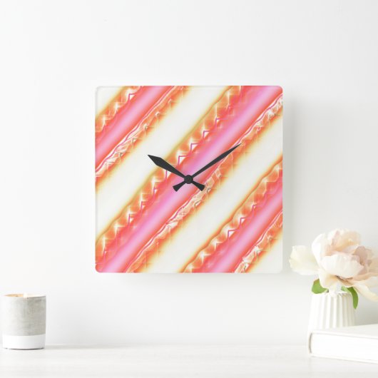 Horloge Carrée Lacelike sur de larges rayures dans soyeux rose à (Maison)