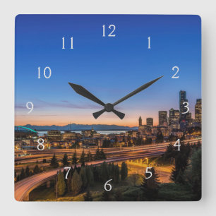 Horloge Carrée L'autoroute I-5 et le centre de Seattle au crépus