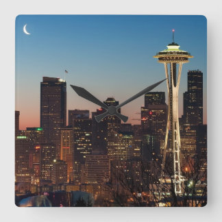 Horloge Carrée Le drapeau américain vole entre la lune en hausse