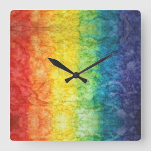 Horloge Carrée Le drapeau tie-dyé de SlipperyJoe arc-en-ciel pres