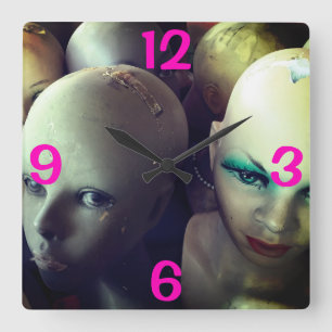 HORLOGE CARRÉE LE MANNEQUIN VINTAGE DE FEMMES FAIT FACE À DES